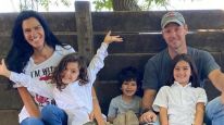 Gabriela Vaca Guzmán y Jorge Brito con sus tres hijos