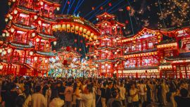 Imagen de turistas observando una presentación en el área escénica de la Antigua Calle Hetou, en Tangshan, en la provincia de Hebei, en el norte de China.