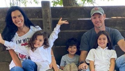 Gabriela Vaca Guzmán y Jorge Brito con sus tres hijos