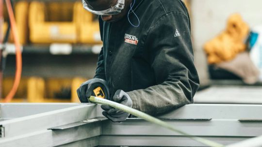 La industria cayó 5,7% interanual en mayo, según el INDEC