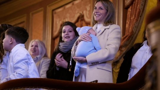 Belén Ludueña y Vito acompañaron a Jorge Macri en un acto escolar
