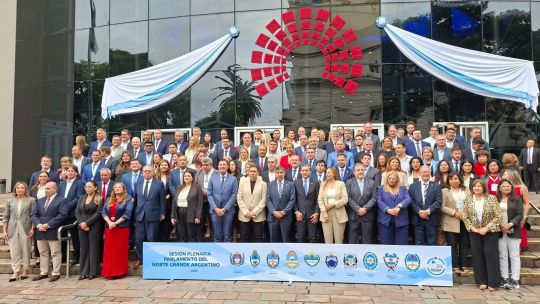 Corrientes lleva el reclamo por las tarifas eléctricas, la Isla Apipé y el Corredor Belgrano al Norte Grande