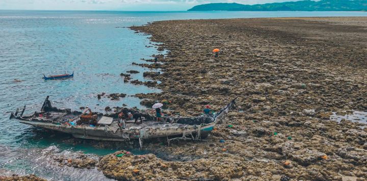 Esta fotografía muestra una imagen aérea del levantamiento costero tras un terremoto en el Santuario Marino de Pangyan, en Glan, Sarangani. Un potente terremoto que causó la muerte de al menos 61 personas en Filipinas elevó el lecho marino hasta dos metros (6,6 pies), dejando al descubierto los corales y dañando la vida marina, según informó el Departamento de Medio Ambiente.