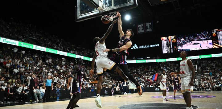 El alero estadounidense número 34 del Paris Basketball, Daulton Hommes, realiza una anotación durante el quinto partido de la final de la Liga Nacional de Basquet (LNB Elite) Pro A francesa entre el Paris Basketball y el AS Monaco Basket, en el Adidas Arena de París.