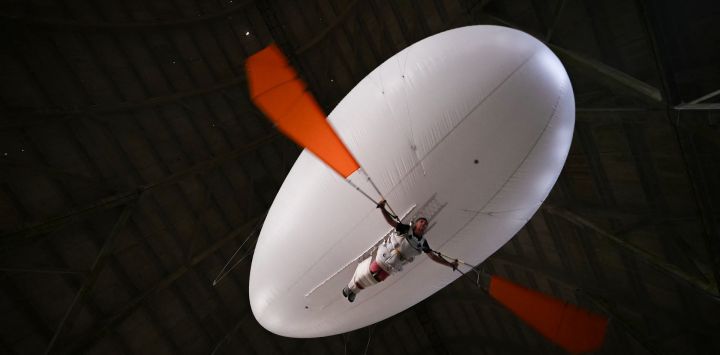 El creador francés del dirigible individual Aeroplume, Jean-Pierre David, vuela dentro del hangar de dirigibles de Ecausseville, en Ecausseville, al oeste de Francia.
