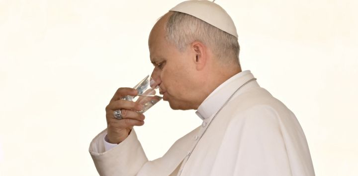 El papa León XIV bebe un vaso de agua al finalizar la audiencia general semanal en la Plaza de San Pedro, en el Vaticano.