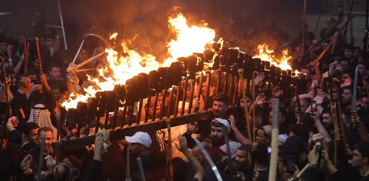 Imagen de un ritual celebrado el séptimo día del mes musulmán de Muharram en Nayaf, antes de Ashura, festividad que conmemora el asesinato del Imam Hussein, nieto del profeta Mahoma, en la batalla de Karbala del año 680 d. C..