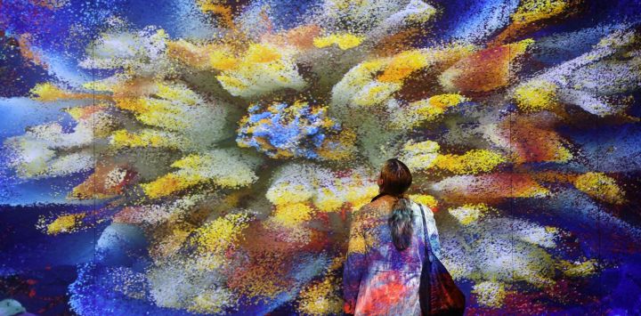 Imagen de una invitada visitando DATALAND, un nuevo museo de arte de inteligencia artificial (IA), durante el día de prensa, en Los Ángeles, California, Estados Unidos. Descrito como el primer museo de arte de IA y ecosistema digital del mundo, el museo ofrece una experiencia inmersiva que combina inteligencia artificial, datos y expresión artística.