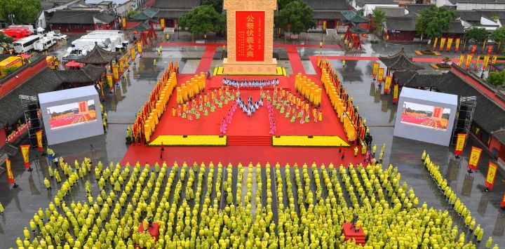 Imagen tomada con un dron de una ceremonia en honor a Fuxi, un ancestro mítico de la nación china, en Tianshui, en la provincia de Gansu, en el noroeste de China. Tianshui es conocida como la cuna de esta figura mítica, venerada por su contribución a la enseñanza de la pesca, la caza y la cría de animales. Según los registros históricos, la conmemoración anual de Fuxi tiene una tradición de más de 2.000 años. Fue declarada patrimonio cultural inmaterial nacional en 2006.