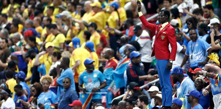 Michel Kuka Mboladinga, simpatizante de la República Democrática del Congo, rinde homenaje al fallecido primer ministro congoleño Patrice Lumumba, permaneciendo inmóvil antes del partido de fútbol del Grupo K del Mundial de 2026 entre Colombia y la República Democrática del Congo en el Estadio Guadalajara de Zapopan.