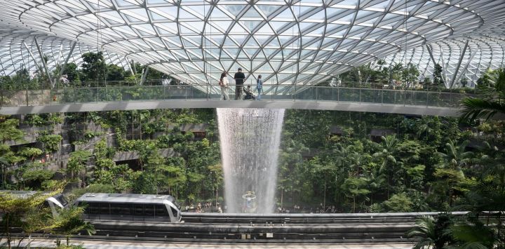 Personas tomaron fotografías de la cascada artificial interior Rain Vortex en el aeropuerto Jewel Changi, en Singapur.
