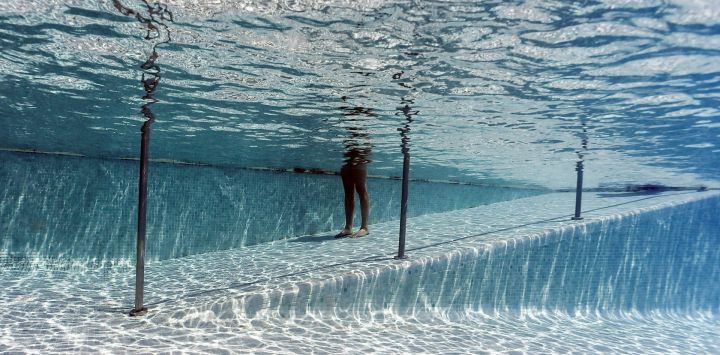 Una mujer se refresca en una piscina mientras España experimenta una ola de calor, en Madrid. Casi toda España esta bajo alerta de calor, partes del sur y norte del país se colocaron en el nivel de alerta más alto mientras una ola de calor azota a la mayor parte de Europa occidental. Se pronosticaron temperaturas de hasta 40°C a la sombra en partes del País Vasco en la frontera con Francia, una zona donde ese calor extremo es relativamente poco común.