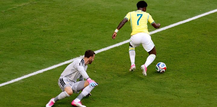 Vinicius Junior de Brasil anota el primer gol de su equipo durante el partido del Grupo C de la Copa Mundial de la FIFA 2026 entre Escocia y Brasil en el Estadio de Miami en Miami Gardens, Florida.