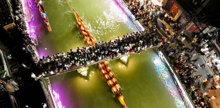 Vista aérea tomada con un dron de una carrera nocturna de botes del dragón llevada a cabo para celebrar el Festival del Bote del Dragón, en la aldea de Sanxi del distrito de Changle, en Fuzhou, capital de la provincia de Fujian, en el sureste de China. El evento tiene un profundo significado cultural y sirve como oración por las buenas cosechas y el bienestar.