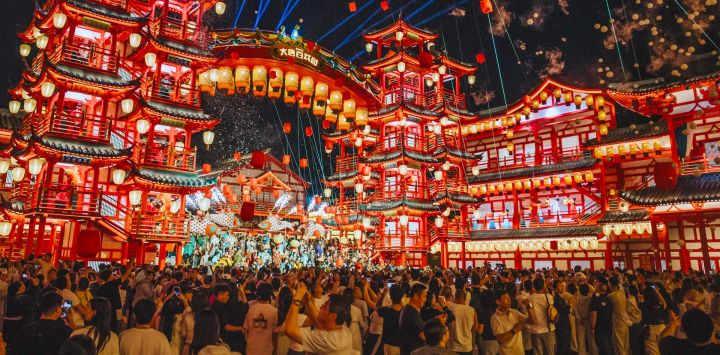 Imagen de turistas observando una presentación en el área escénica de la Antigua Calle Hetou, en Tangshan, en la provincia de Hebei, en el norte de China.