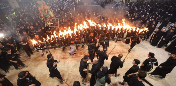 Imagen de un ritual celebrado el séptimo día del mes musulmán de Muharram en Nayaf, antes de Ashura, festividad que conmemora el asesinato del Imam Hussein, nieto del profeta Mahoma, en la batalla de Karbala del año 680 d. C..