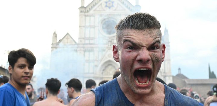 Los azzuri celebran tras ganar el partido final del Calcio Storico Fiorentino, un tradicional juego de pelota renacentista del siglo XVI, entre los Azzurri de Santa Croce y los Rossi de Santa Maria Novella, en la Piazza Santa Croce de Florencia.