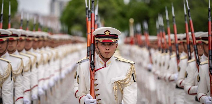 Miembros de una guardia de honor se preparan antes de la llegada del ministro de Defensa de Canadá, David McGuinty, para una reunión con el ministro de Defensa de Japón, Shinjiro Koizumi, en el Ministerio de Defensa en Tokio.