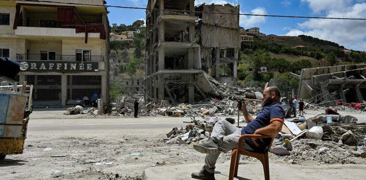 Un hombre fuma una pipa de agua sentado entre escombros en la ciudad de Nabatieh al-Fawqa, en el sur del Líbano. El líder de Hezbolá, Naim Qassem, exigió la retirada programada de las tropas israelíes del sur del Líbano, luego de que las autoridades afirmaran que disparos israelíes mataron a dos personas en la zona, a pesar de una reciente tregua en los combates.