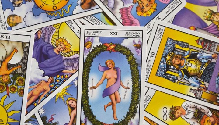 Limpieza de mazo de tarot con agua y sal para protegerte durante las lecturas