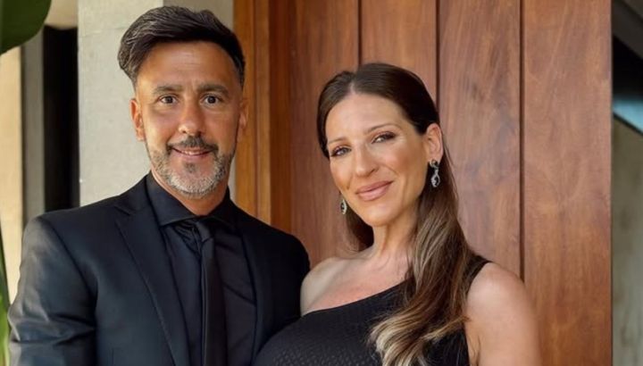 Entramos a la habitación de Macarena Rinaldi y Federico Hoppe: fusiones de estilo y estampado vichy del color furor