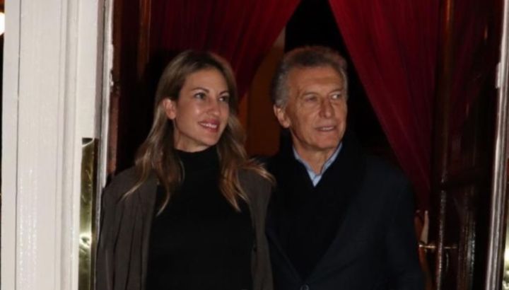 Mauricio Macri posó junto a Lola Teuly en Kansas: palco vip y aperitivos