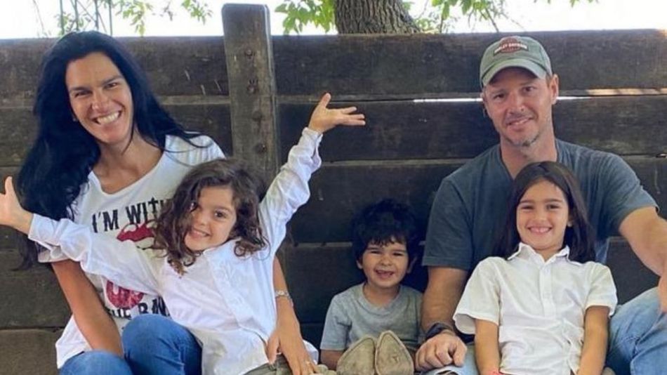 Gabriela Vaca Guzmán y Jorge Brito con sus tres hijos
