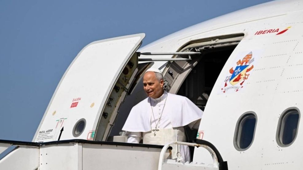 Papa León XIV viajando en avión 24062026