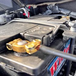 Cómo y por qué instalar doble batería en una camioneta para travesías off road y overlanding.