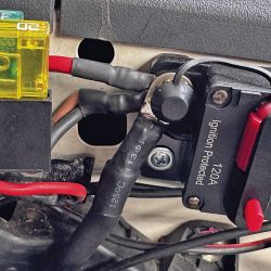 Cómo y por qué instalar doble batería en una camioneta para travesías off road y overlanding.