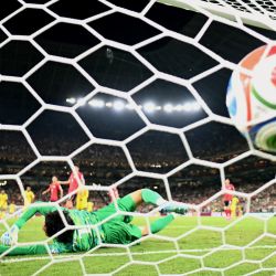 El arquero surcoreano Kim Seung-gyu, no logra atajar un gol anotado por el delantero sudafricano Thapelo Maseko, durante el partido de fútbol del Grupo A de la Copa Mundial 2026 entre Sudáfrica y Corea del Sur en el Estadio Monterrey de Guadalupe, México. | Foto:YURI CORTEZ / AFP