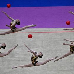 El equipo de Azerbaiyán compite en la rutina de cinco pelotas de la Copa Mundial de Gimnasia Rítmica 2026 en Pekín, China. | Foto:PEDRO PARDO / AFP