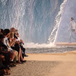 El rapero, artista y diseñador de moda estadounidense Pharrell Williams sale tras presentar sus creaciones para el desfile de la colección masculina Primavera/Verano 2027 de Louis Vuitton, en el marco de la Semana de la Moda de París. | Foto:Simon Wohlfahrt / AFP