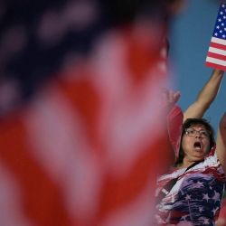 Los asistentes vitorean mientras esperan la llegada del presidente estadounidense Donald Trump durante la celebración inaugural de la "Gran Feria Estatal Americana" en el National Mall de Washington, D.C.. La "Gran Feria Estatal Americana" se celebrará del 25 de junio al 10 de julio de 2026 para conmemorar el 250 aniversario de la independencia de Estados Unidos. | Foto:Oliver Contreras / AFP
