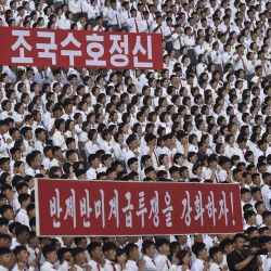 Los participantes se reunieron en el Teatro al Aire Libre del Parque de la Juventud, en la Municipalidad de Pyongyang, para conmemorar el "Día de la Lucha contra el Imperialismo Estadounidense". | Foto:KIM Won Jin / AFP