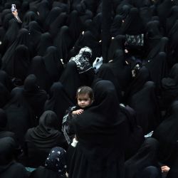 Mujeres iraníes participan en un ritual de duelo del Día de Tasua durante el mes islámico de Muharram, previo a Ashura, en Teherán. La conmemoración chiíta de Ashura consiste en un período de duelo de diez días que comienza el primer día de Muharram según el calendario islámico, y que marca el asesinato del Imam Hussein, nieto del profeta Mahoma, en el siglo VII. | Foto:AFP