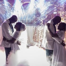 Novios y novias bailan en la recepción de la boda de los hermanos gemelos Taiwo y Kehinde Oguntoye y las hermanas gemelas Taiwo y Kehinde Adediran en el Centro Internacional de Conferencias de Ibadan, Nigeria. | Foto:OLYMPIA DE MAISMONT / AFP