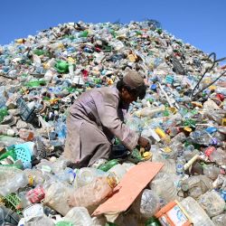 Un trabajador afgano clasifica materiales reciclables en un desguace en la aldea de Kolcha Abad, distrito de Dand, provincia de Kandahar. | Foto:Sanaullah Seiam / AFP