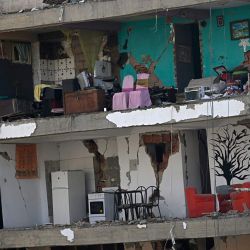 Una imagen muestra el interior de un edificio de apartamentos gravemente dañado tras el terremoto que sacudió Catia La Mar, estado La Guaira, a unos 30 km al noroeste de Caracas. Un doble terremoto, el más fuerte que ha sufrido Venezuela en más de un siglo, dejó al menos 164 muertos y destruyó varios edificios cerca de la capital, donde los residentes buscaban a sus familiares desaparecidos. | Foto:Federico Parra / AFP