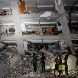 Varias personas permanecen entre los escombros cerca de un edificio dañado tras el terremoto en Catia La Mar, estado La Guaira, a unos 30 km al noroeste de Caracas, Venezuela. | Foto:Federico Parra / AFP