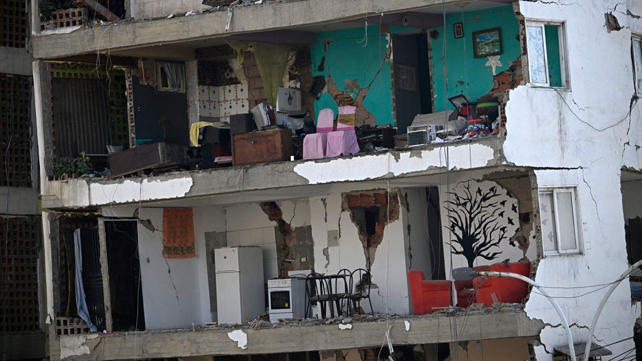 Una imagen muestra el interior de un edificio de apartamentos gravemente dañado tras el terremoto que sacudió Catia La Mar, estado La Guaira, a unos 30 km al noroeste de Caracas. Un doble terremoto, el más fuerte que ha sufrido Venezuela en más de un siglo, dejó al menos 164 muertos y destruyó varios edificios cerca de la capital, donde los residentes buscaban a sus familiares desaparecidos. | Foto:Federico Parra / AFP