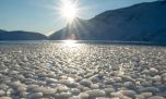 Una laguna de la Patagonia apareció cubierta por miles de esferas de hielo 