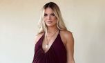 Eva Bargiela y un look boho chic minimalista con el que impuso la falda boom de la temporada