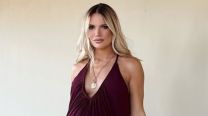 Eva Bargiela y un look boho chic minimalista con el que impuso la falda boom de la temporada