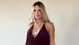Eva Bargiela y un look boho chic minimalista con el que impuso la falda boom de la temporada