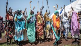 Mujeres refugiadas sudanesas interpretan canciones y danzas tradicionales durante un acto conmemorativo del Día Mundial del Refugiado en el campamento de refugiados de Ura, en la zona de Asosa, región de Benishangul-Gumuz, Etiopía.