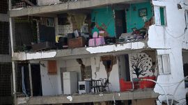 Una imagen muestra el interior de un edificio de apartamentos gravemente dañado tras el terremoto que sacudió Catia La Mar, estado La Guaira, a unos 30 km al noroeste de Caracas. Un doble terremoto, el más fuerte que ha sufrido Venezuela en más de un siglo, dejó al menos 164 muertos y destruyó varios edificios cerca de la capital, donde los residentes buscaban a sus familiares desaparecidos.