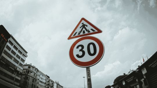 Maniobras sin señalizar y poco respeto a los peatones: por qué crece esa percepción entre los conductores