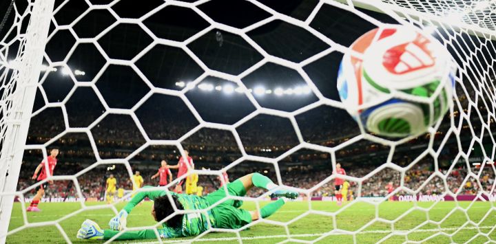 El arquero surcoreano Kim Seung-gyu, no logra atajar un gol anotado por el delantero sudafricano Thapelo Maseko, durante el partido de fútbol del Grupo A de la Copa Mundial 2026 entre Sudáfrica y Corea del Sur en el Estadio Monterrey de Guadalupe, México.