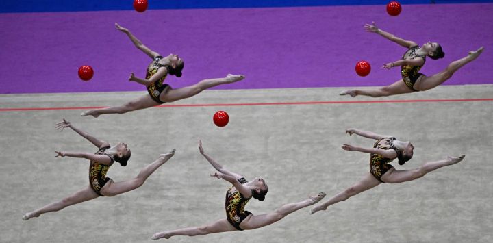 El equipo de Azerbaiyán compite en la rutina de cinco pelotas de la Copa Mundial de Gimnasia Rítmica 2026 en Pekín, China.